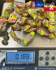 جمارك المطارات تضبط حشيش وحبوب ترامادول مع مسافرين قادمين من الهند