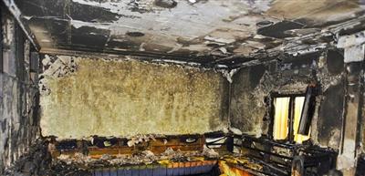 النيران تحتجز 15 شخصًا داخل منزل في الأحمدي