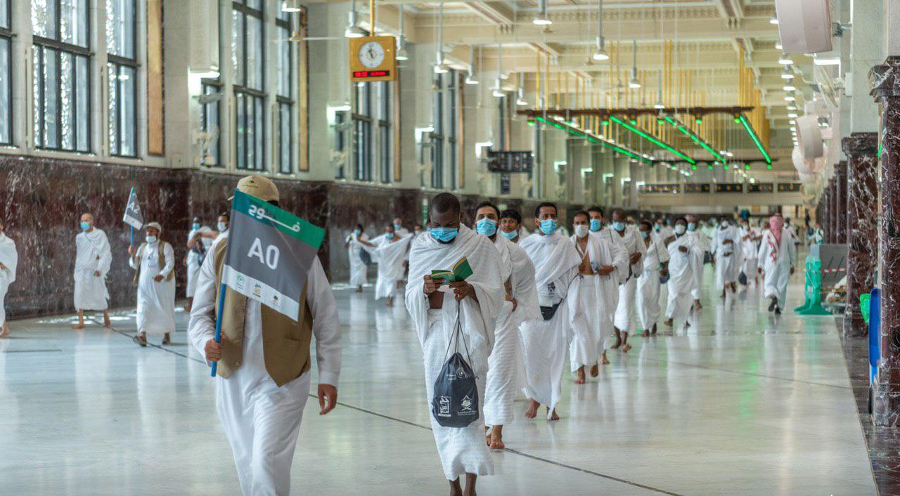 الحجاج يتوافدون إلى المسجد الحرام لتأدية طواف القدوم
